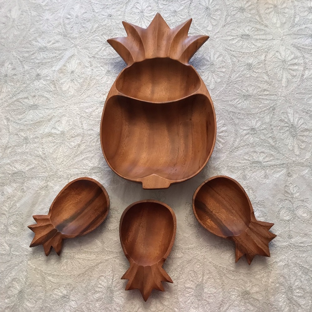 NWOT Wooden Pineapple Serving Bowl Set